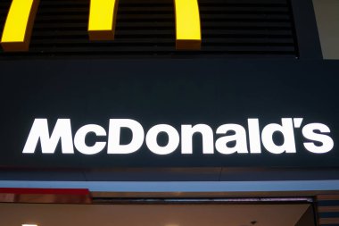 HONG KONG, ÇİN - 05 Aralık 2023: Hong Kong 'daki fast-food restoranında görülen McDonald' s tabelasının yakın çekimi.