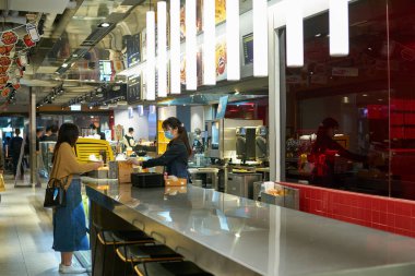 HONG KONG, ÇİN - 05 Aralık 2023: Hong Kong 'daki McDonald' s fast-food restoranının içindeki McCafe 'de satış alanı.