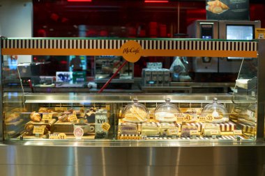 HONG KONG, ÇİN - 05 Aralık 2023: Hong Kong 'daki McDonald' s fast-food restoranında yemek sergileniyor.