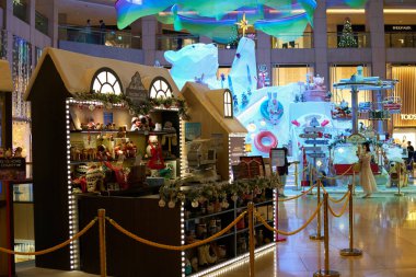 HONG KONG, ÇİN - 05 Aralık 2023: Donmuş Kuyruk Dağ Malzemeleri Hong Kong 'daki Landmark Alışveriş Merkezi' nde görüldüğü gibi. 