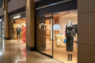 HONG KONG, ÇİN - 05 Aralık 2023: Hong Kong 'daki Landmark alışveriş merkezinde Alexander McQueen mağazası. 