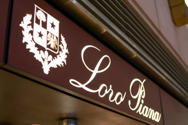HONG KONG, ÇİN - 05 Aralık 2023: Loro Piana markası Hong Kong 'daki bir mağaza girişinin üzerinde. 