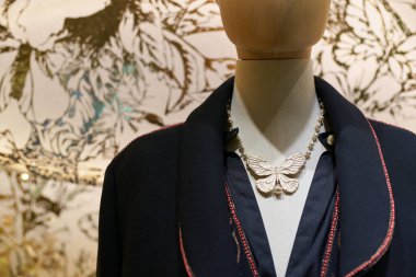 HONG KONG, ÇİN - 05 Aralık 2023: Hong Kong 'daki Landmark alışveriş merkezindeki Dior mağazasında giysili mankenlerin yakın çekimi. 