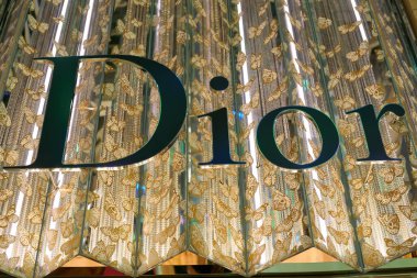 HONG KONG, ÇİN - 05 Aralık 2023: Hong Kong 'daki bir mağazada görülen Dior işareti. 