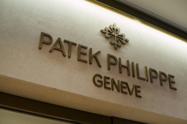 HONG KONG, ÇİN - 05 Aralık 2023: Hong Kong 'daki Landmark AVM' de Patek Philippe tabelasının yakın çekimi. Patek Philippe SA, İsviçreli lüks saat ve saat üreticisi..