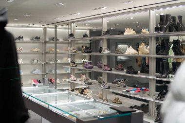 HONG KONG, ÇİN - 05 Aralık 2023: Hong Kong 'daki Landmark alışveriş merkezindeki Balenciaga mağazasının içi. 