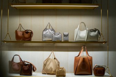 HONG KONG, ÇİN - 05 Aralık 2023: Hong Kong 'daki Landmark alışveriş merkezindeki Stella McCartney mağazasında çantalar sergileniyor. 