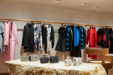 HONG KONG, ÇİN - 05 Aralık 2023: Hong Kong 'daki Landmark alışveriş merkezindeki Alexander McQueen mağazasının içi. 