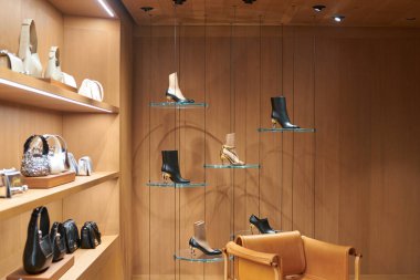 HONG KONG, ÇİN - 05 Aralık 2023: Hong Kong 'daki Landmark alışveriş merkezindeki Alexander McQueen mağazasının içi. 