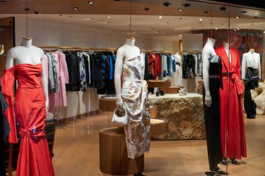 HONG KONG, ÇİN - 05 Aralık 2023: Hong Kong 'daki Landmark alışveriş merkezindeki Alexander McQueen mağazasında giysili mankenler sergileniyor. 