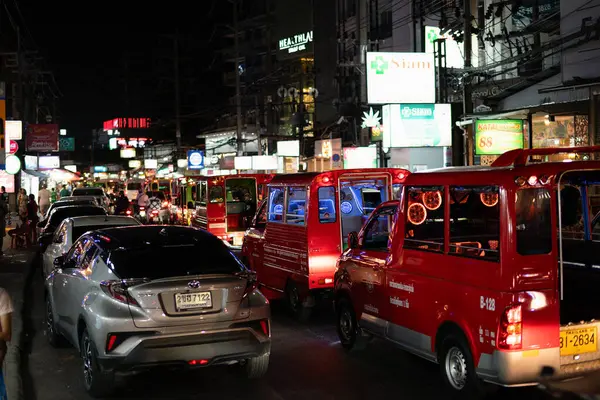 PHUKET, THAILAND - 25 Nisan 2023: Patong, Phuket 'te gece vakti tuk-tuk yoğunluğunun sokak seviyesi görünümü.