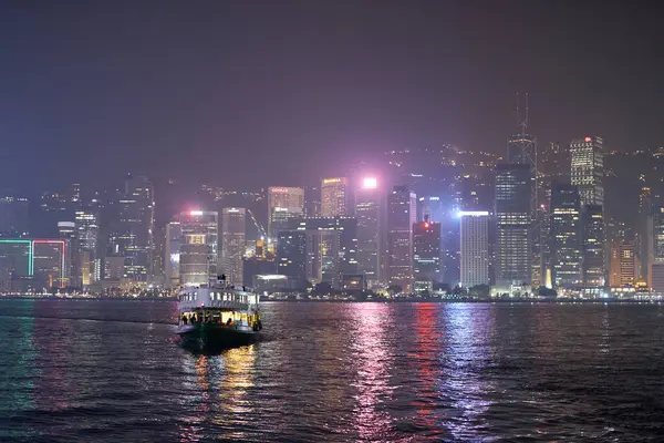 HONG KONG, ÇİN - 05 Aralık 2023: Victoria Limanı 'ndan geçen bir yıldız feribotu. Star Ferry, Hong Kong 'da bir yolcu feribot operatörü ve turistik merkezdir..