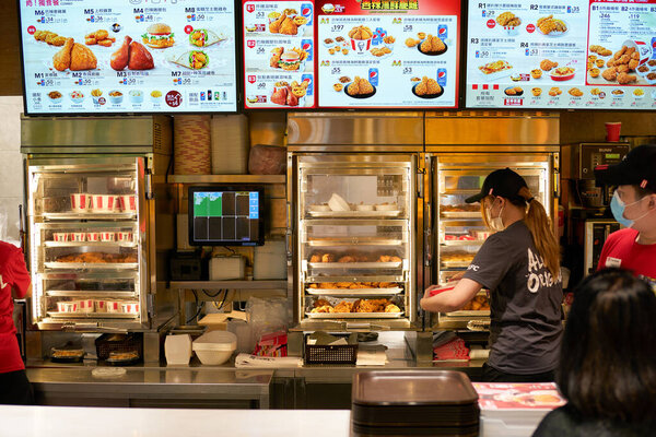 ГОНКОНГ, КИТАЙ - 05 ДЕКАБРЯ 2023 года: съемка интерьера КФК в Гонконге.