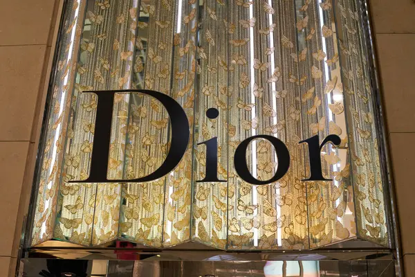 HONG KONG, ÇİN - 05 Aralık 2023: Hong Kong 'daki bir mağazada görülen Dior işareti. 