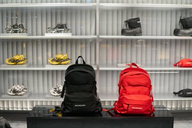 HONG KONG, ÇİN - 05 Aralık 2023: Hong Kong 'daki Landmark alışveriş merkezindeki Balenciaga mağazasının içi. 