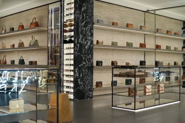 HONG KONG, ÇİN - 05 Aralık 2023: Hong Kong 'daki Landmark alışveriş merkezindeki Celine mağazasının içi. 