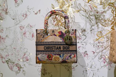 HONG KONG, ÇİN - 05 Aralık 2023: Hong Kong 'daki bir mağazada Christian Dior çantasının yakın çekimi. 