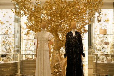 HONG KONG, ÇİN - 05 Aralık 2023: Hong Kong 'daki Landmark alışveriş merkezindeki Dior mağazasında giysili mankenler sergileniyor. 