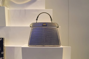 HONG KONG, ÇİN - 05 Aralık 2023: Hong Kong 'daki Landmark alışveriş merkezindeki Fendi mağazasında bir el çantasının yakın çekimi. Fendi, İtalyan lüks moda evi..
