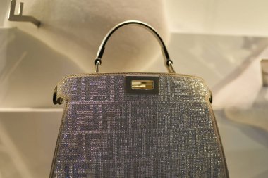 HONG KONG, ÇİN - 05 Aralık 2023: Hong Kong 'daki Landmark alışveriş merkezindeki Fendi mağazasında bir el çantasının yakın çekimi. Fendi, İtalyan lüks moda evi..