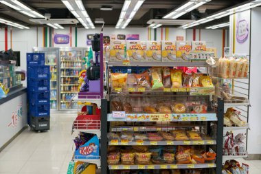 HONG KONG, ÇİN - 05 Aralık 2023: Hong Kong 'daki 7-Eleven mağazasının iç çekimi.