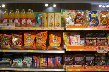 HONG KONG, ÇİN - 05 Aralık 2023: Hong Kong 'da bir Circle K marketinde atıştırmalık.
