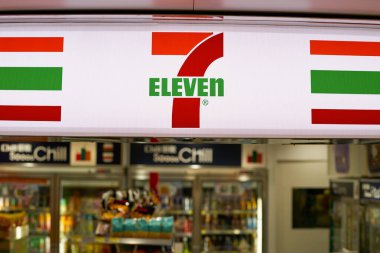 HONG KONG, ÇİN - 05 Aralık 2023: Hong Kong 'daki bir markette görülen 7-Eleven işaretinin yakın plan çekimi.
