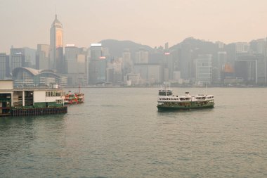 HONG KONG, ÇİN - 05 Aralık 2023: Victoria Limanı 'ndan geçen bir yıldız feribotu. Star Ferry, Hong Kong 'da bir yolcu feribot operatörü ve turistik merkezdir..