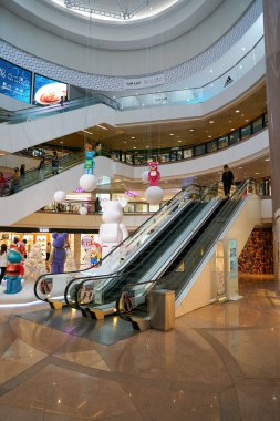 HONG KONG, ÇİN - 05 Aralık 2023: Harbour City 'nin içi. Liman şehri Tsim Sha Tsui, Kowloon 'da bir alışveriş merkezidir..