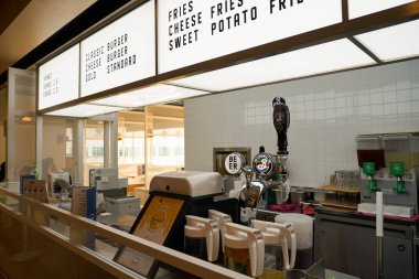 HONG KONG, ÇİN - 05 Aralık 2023: liman şehrindeki Honbo restoranı. Liman şehri Tsim Sha Tsui, Kowloon 'da bir alışveriş merkezidir..