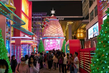 HONG KONG, ÇİN - 05 Aralık 2023: Harbour City 'nin Merry Spacemas açık hava bölgesi. Liman şehri Tsim Sha Tsui, Kowloon 'da bir alışveriş merkezidir..