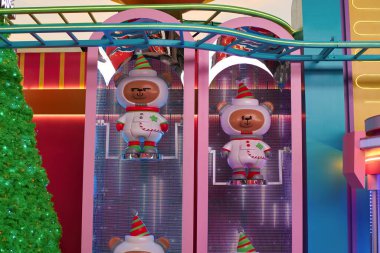 HONG KONG, ÇİN - 05 Aralık 2023: Harbour City 'nin Merry Spacemas açık hava bölgesi. Liman şehri Tsim Sha Tsui, Kowloon 'da bir alışveriş merkezidir..