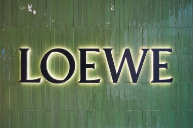 HONG KONG, ÇİN - 05 Aralık 2023: Harbour City 'de görüldüğü gibi Loewe işaretinin yakın plan çekimi. Loewe, İspanyol lüks moda evi..