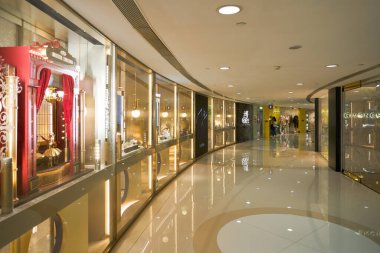 HONG KONG, ÇİN - 05 ARALIK 2023 Puyi Optik Mağazası, Liman Şehri. Liman şehri Tsim Sha Tsui, Kowloon 'da bir alışveriş merkezidir..