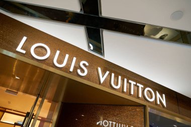 HONG KONG, ÇİN - 05 Aralık 2023: Louis Vuitton, Harbour City 'deki mağaza girişinin üzerine imza attı. Louis Vuitton, Fransız lüks moda evi..