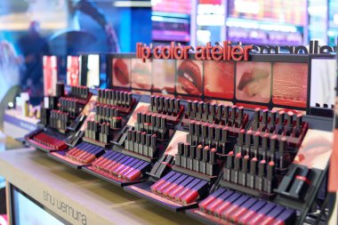 HONG KONG, ÇİN - 05 Aralık 2023: Shu Uemura makyaj ürünleri Harbour City 'de satışa sunuldu. Liman şehri Tsim Sha Tsui, Kowloon 'da bir alışveriş merkezidir..
