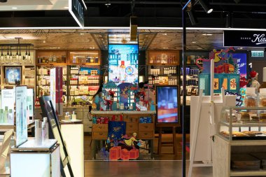 HONG KONG, ÇİN - 05 Aralık 2023: Harbour City 'deki Kiehl' s mağazasında kozmetik ürünler satılıyor. Liman şehri Tsim Sha Tsui, Kowloon 'da bir alışveriş merkezidir..