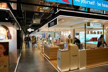 HONG KONG, ÇİN - 05 Aralık 2023: Harbour City 'de kozmetik ürünler satılıyor. Liman şehri Tsim Sha Tsui, Kowloon 'da bir alışveriş merkezidir..