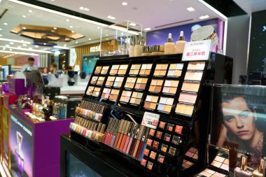 HONG KONG, ÇİN - 05 Aralık 2023: Harbour City 'de makyaj ürünleri satılıyor. Liman şehri Tsim Sha Tsui, Kowloon 'da bir alışveriş merkezidir..