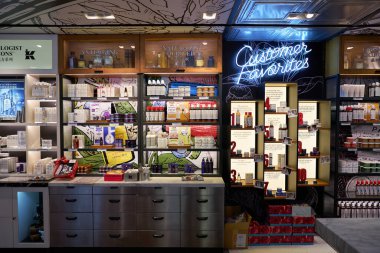 HONG KONG, ÇİN - 05 Aralık 2023: Harbour City 'deki Kiehl' s mağazasında kozmetik ürünler satılıyor. Liman şehri Tsim Sha Tsui, Kowloon 'da bir alışveriş merkezidir..