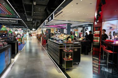 HONG KONG, ÇİN - 05 Aralık 2023: Harbour City 'de makyaj ürünleri satılıyor. Liman şehri Tsim Sha Tsui, Kowloon 'da bir alışveriş merkezidir..