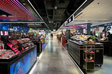 HONG KONG, ÇİN - 05 Aralık 2023: Harbour City 'de makyaj ürünleri satılıyor. Liman şehri Tsim Sha Tsui, Kowloon 'da bir alışveriş merkezidir..