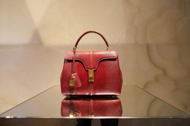 HONG KONG, ÇİN - 05 Aralık 2023: Harbour City 'deki Celine mağazasında sergilenen bir çantanın yakın çekimi. Liman şehri Tsim Sha Tsui, Kowloon 'da bir alışveriş merkezidir..