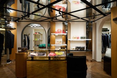 HONG KONG, ÇİN - 05 Aralık 2023: Harbour City 'deki Balmain mağazasının içi. Liman şehri Tsim Sha Tsui, Kowloon 'da bir alışveriş merkezidir..