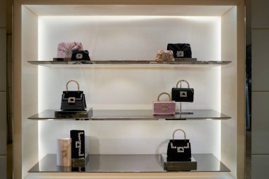 HONG KONG, ÇİN - 05 Aralık 2023: Harbour City 'deki Roger Vivier mağazasının içi. Liman şehri Tsim Sha Tsui, Kowloon 'da bir alışveriş merkezidir..