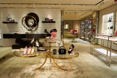 HONG KONG, ÇİN - 05 Aralık 2023: Harbour City 'deki Roger Vivier mağazasının içi. Liman şehri Tsim Sha Tsui, Kowloon 'da bir alışveriş merkezidir..