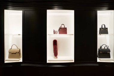 HONG KONG, ÇİN - 05 Aralık 2023: Harbour City 'deki Delvaux mağazasının içi. Liman şehri Tsim Sha Tsui, Kowloon 'da bir alışveriş merkezidir..