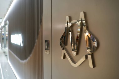 HONG KONG, ÇİN - 05 Aralık 2023 Rimowa Liman şehrindeki mağaza. Liman şehri Tsim Sha Tsui, Kowloon 'da bir alışveriş merkezidir..