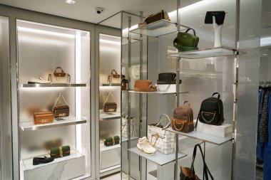 HONG KONG, ÇİN - 05 Aralık 2023: Harbour City 'deki Michael Kors mağazasının içi. Liman şehri Tsim Sha Tsui, Kowloon 'da bir alışveriş merkezidir..