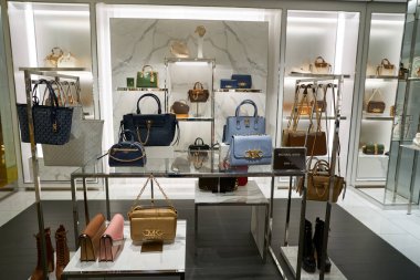 HONG KONG, ÇİN - 05 Aralık 2023: Harbour City 'deki Michael Kors mağazasının içi. Liman şehri Tsim Sha Tsui, Kowloon 'da bir alışveriş merkezidir..